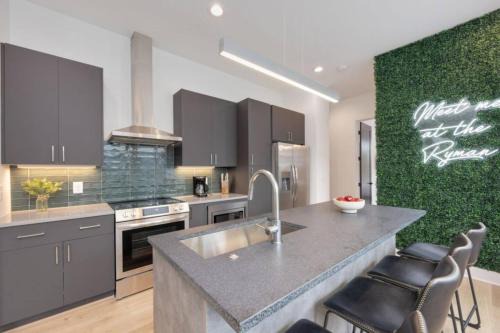 Radnor Casa | The Ryman 4 Bedroom Haven with Scenic Rooftop