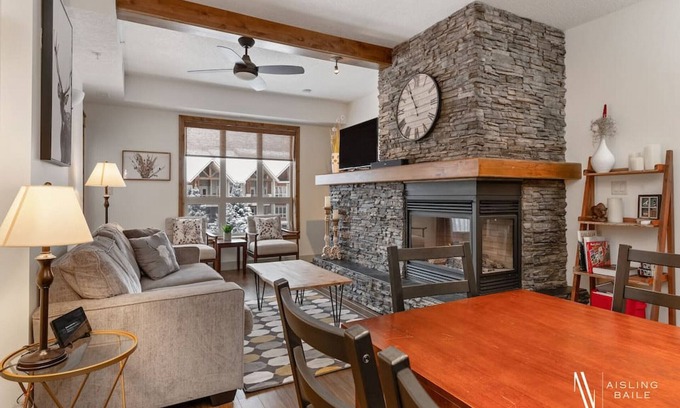 East Kootenay Apartamento | The Sable Bright Side | Pool | Hot Tub | Top Floor