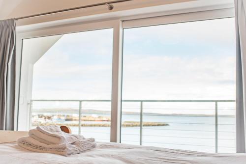 Bowmore Apartamento | The Saddlers House - best price per bed