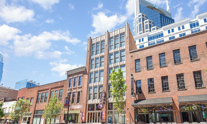 Downtown Nashville Cabaña | The Saddlery - Mic Drop - Walk to Broadway