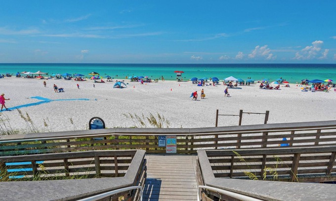 Gulf Place Condominio | The Salty Dog on 30a: Modern Updates, 1 Minute to the Beach!