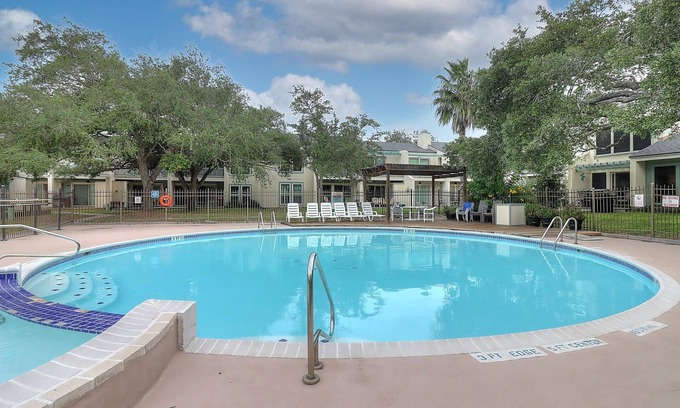 Sailhouse Condominio | The Salty Seahorse! 2 Primary Suites, Pool, Pier, Boat Ramp, Slips, BBQ Area!