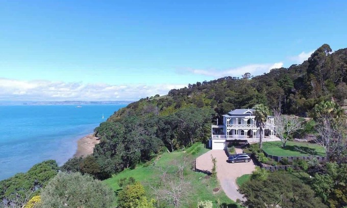 Oneroa Casa | The Sanctuary - Stay Waiheke