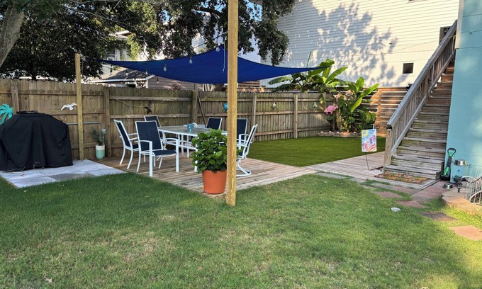 North Carolina Coast Apartamento | The Sand Bucket is within walking distance to the beach and boardwalk.