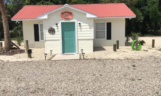Carrabelle Casa | The Sand Dollar - Riverwalk Cottages Unit 204 A