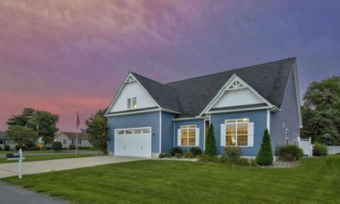 Lewes Casa | The Sand Dune! 5 Min. To Lewes Beach, Private Pool & Game Room
