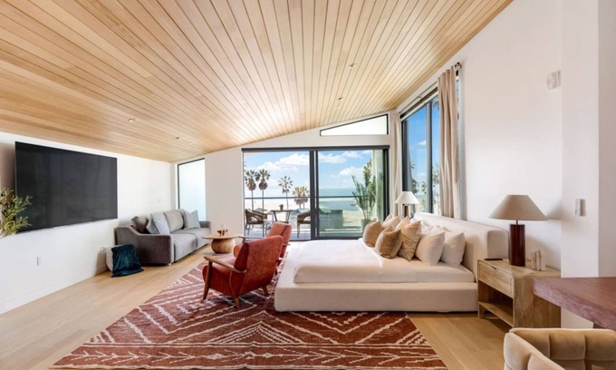 Venice Casa | The Santa Monica Sunset - Beachfront Luxury