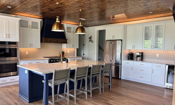 Andersonville Casa | The Sapphire House- Brand new wide open floor plan! 5BR sleeps 20, w/ boat slip