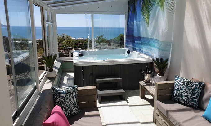 Barmouth Casa | The sea captains house, with stunning views over Barmouth. Sleeps 12, Hot tub +