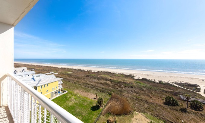 Beachtown Condominio | The Sea Spot at The Galvestonian-Private Balcony-Beachfront-Heated Pool!