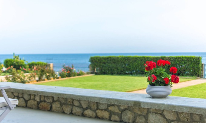 Gargaliani Villa | La Seacret Villa es una casa junto al mar, donde los olivos se encuentran con el mar.