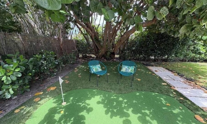Palm Beach - West Palm Beach Casa | The Seagrape House-King Bed, Putting Green, Private Fenced in Backyard, Beach