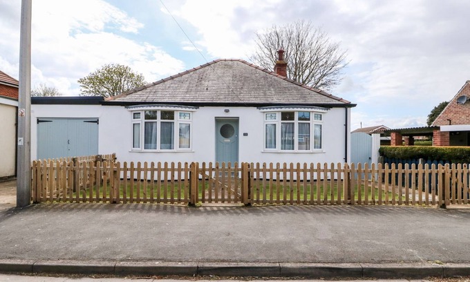 Sutton-on-Sea Cabaña | THE SEASIDE RETREAT, pet friendly, with a garden in Sutton-On-Sea