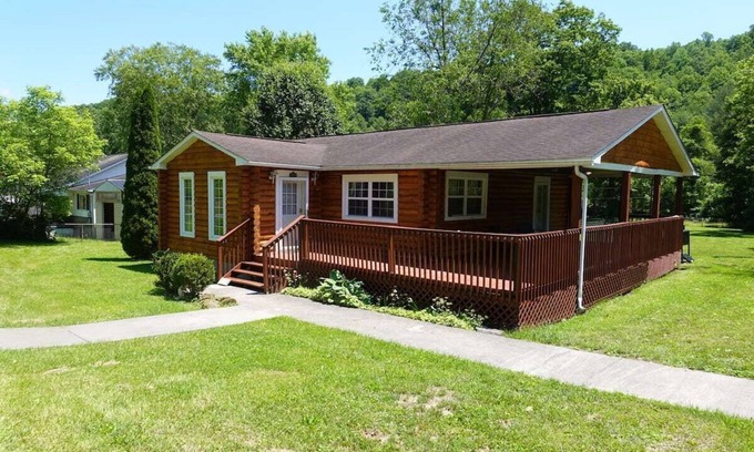 Summerlee Casa | The Shack, An exquisite 3 bed room log cabin.