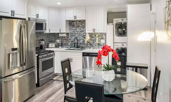 Riverside Apartamento | The Shalimar Casita, Fits 6 Guests, Smart Tvs, Remodeled Unit, Full Size Kitchen