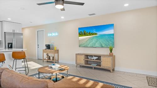 Cocoa Beach Apartamento | The Shark Tank Cocoa Beach - Beach Boho, Downtown, 5-Min Walk to Beach, Shops & Bars
