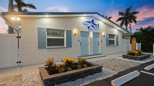 Cocoa Beach Apartamento | The Shark Tank Cocoa Beach - 2 2BR Units - 4BR Total - Each Unit Sleeps 5 - Walk to Downtown & Beach
