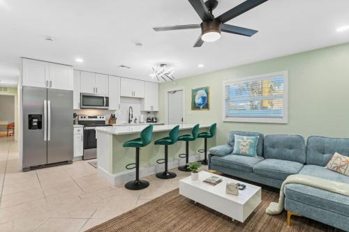 Cocoa Beach Apartamento | The Shark Tank Cocoa Beach - Margaritaville, Downtown, 5-Min Walk to Beach, Shops & Bars