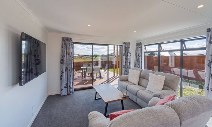 Richmond Casa | The Shepherds Retreat - Modern Comfort in a Sunlit Haven in Richmond