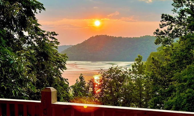 Sparta Casa | The Shoreline Lake House on Center Hill Lake! CHL's Waterfront Rental!