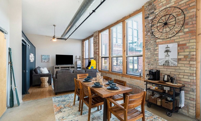 South Haven Condominio | The Shoreline Vibe | Brand New Downtown SoHa Loft | Pool/Hot Tub | Movie Theater