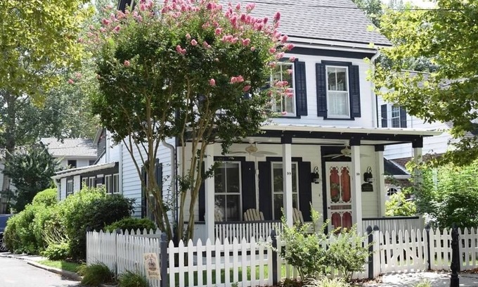 Village Green Casa | The Side Porch Cottage en la histórica calle Washington de Cape May