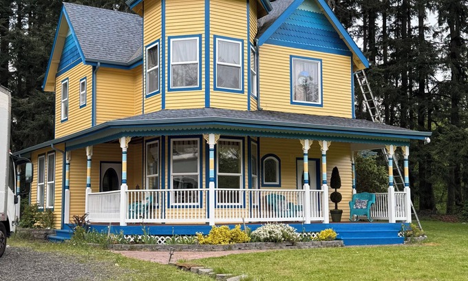 Clinton Otro | The Sirens Hideaway a charming Victorian Farmhouse