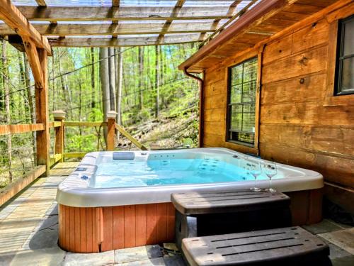 Townsend Casa | The Skinners Cabin Hot Tub Fireplace Grill