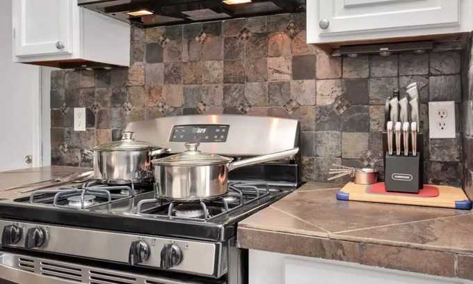 George Bush Park/Eldridge Casa | The Sleek Escape * Zen Courtyard * Artsy Backyard * Close to City & Attractions