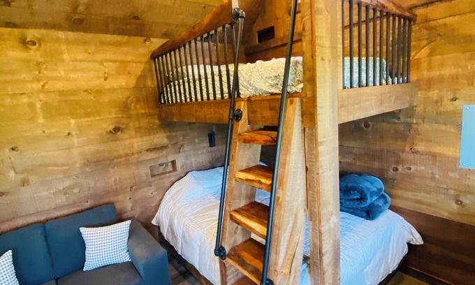 Southwest Middlesex Cabina | "The Sleepy Goat" Nature Lodge - Ultimate Farm Staycation Destination
