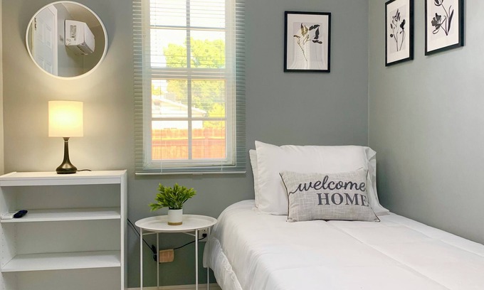 El Centro Apartamento | The Small Sandalwood -"Sandalito"· Private Suite, curated for comfort & privacy.