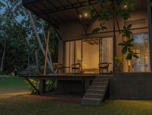 Hikkaduwa Cabina | The Smiling Leaf
