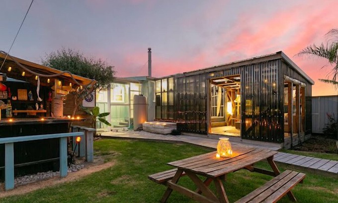 Foxton Beach Cabaña | The Smurf Shack - Renovated Retro Gem with Awesome Outside Living.