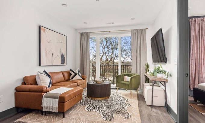 Rolling Mill Hill Apartamento | The Sobro Suite - 6 Beds + 6 blocks to Broadway!