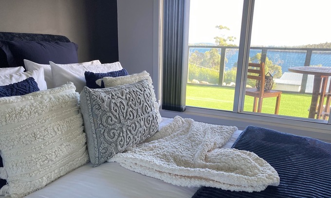 Murdunna Cama Y Desayuno | The Sounds. Overlooking King George Sound and King George Island, Murdunna, Tas