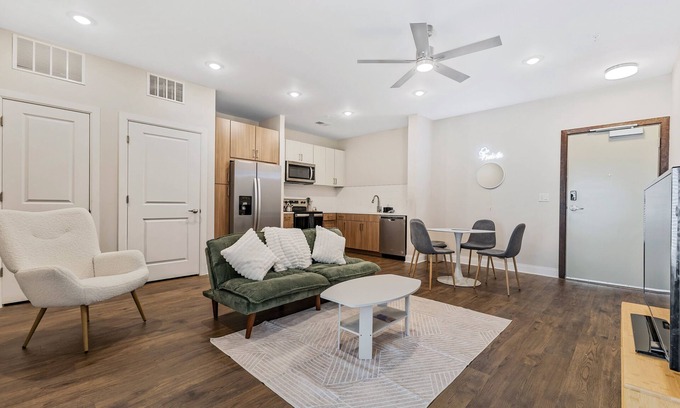 Eighth Avenue Apartamento | The Southern Serenade Suite: 1-Bedroom 1-Bath with Pool! 1 mile from Broadway
