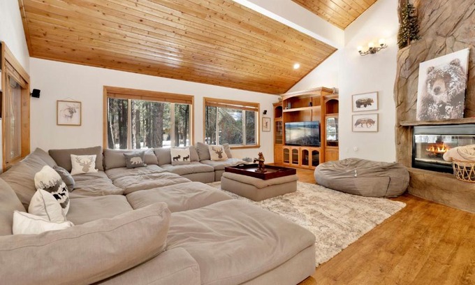 Summit Estates Casa | The Spa at Winterset- Incredible Resort Estate Chalet- Indoor Hot Tub- Games