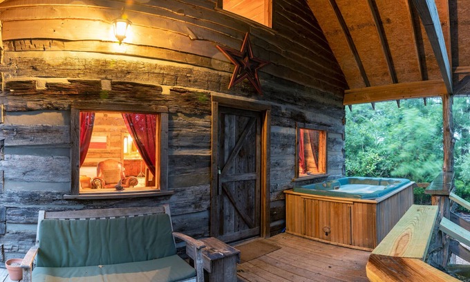 Brenham Cabina | The Spa Vista Private Log Cabin at Scenic Hill Retreat with Hot Tub and Moon Tower