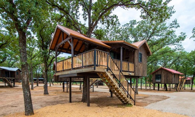 Elm Mott Otro | The Sparrow Treehouse 15 MIN to Magnolia Baylor