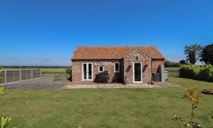 Boston Casa | THE STABLE, pet friendly, with a garden in Mereham Le Fen