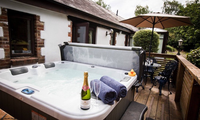Devon Cabaña | The Stables - Fully accessible dog friendly with a hot tub