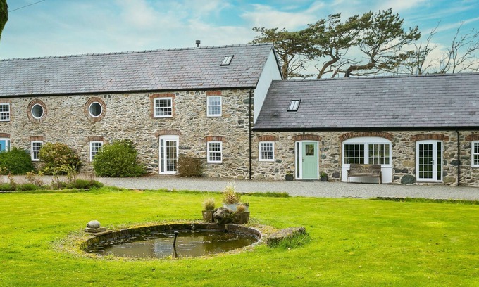 Bryngwran Cabaña | The Stables - with hot tub sleeps 8 guests in 3 bedrooms