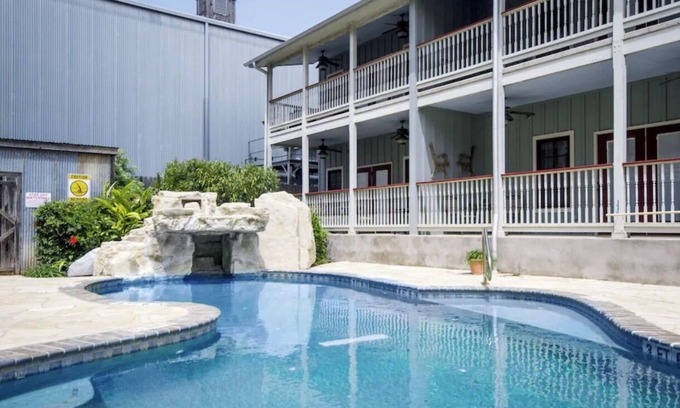 Gruene Condominio | The State Haus in Gruene! Walk to Gruene Hall and much more! Tube from property