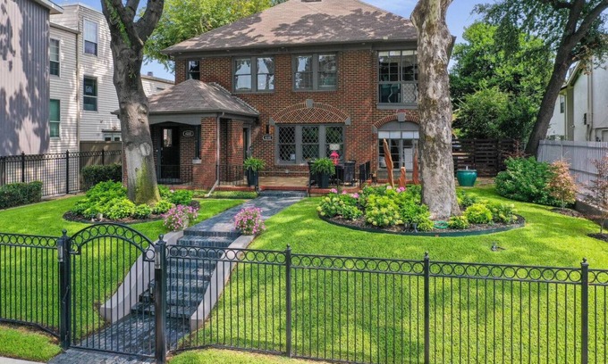Oak Lawn Casa | So Cozy meets Luxe in Uptown and Oak Lawn - the heartbeat of Dallas!