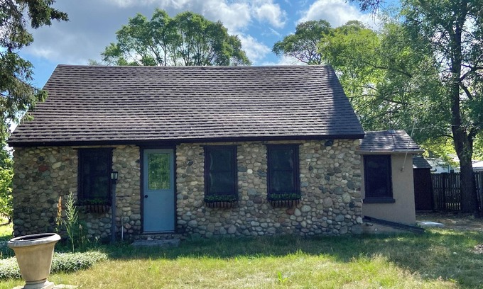 Lake Leelanau Cabaña | The Stone Cottage in Lake Leelanau