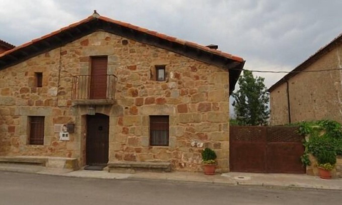 Hontoria del Pinar Cabaña | La Casa de Piedra de la Aldea para 10 personas
