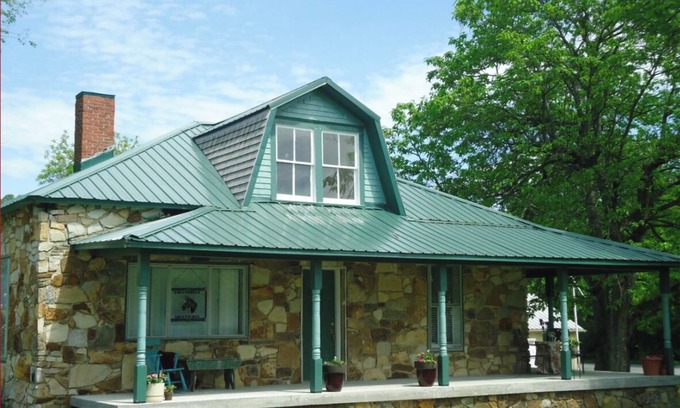 Fayetteville Casa | The Stone House/hot tub is within easy access to New River Gorge National Park.