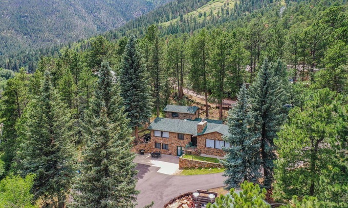 Cascade Casa | The Stone Lodge | Sleeps 15 | Hot Tubs | Game Room