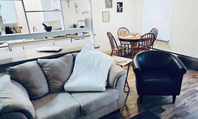 Corvallis Apartamento | The Study; a Summer Retreat