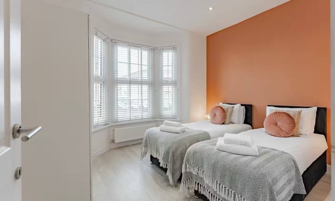 Leyton Apartamento | The Stylish Shamrock City Escape | Garden | 10 minutes from Westfield Stratford